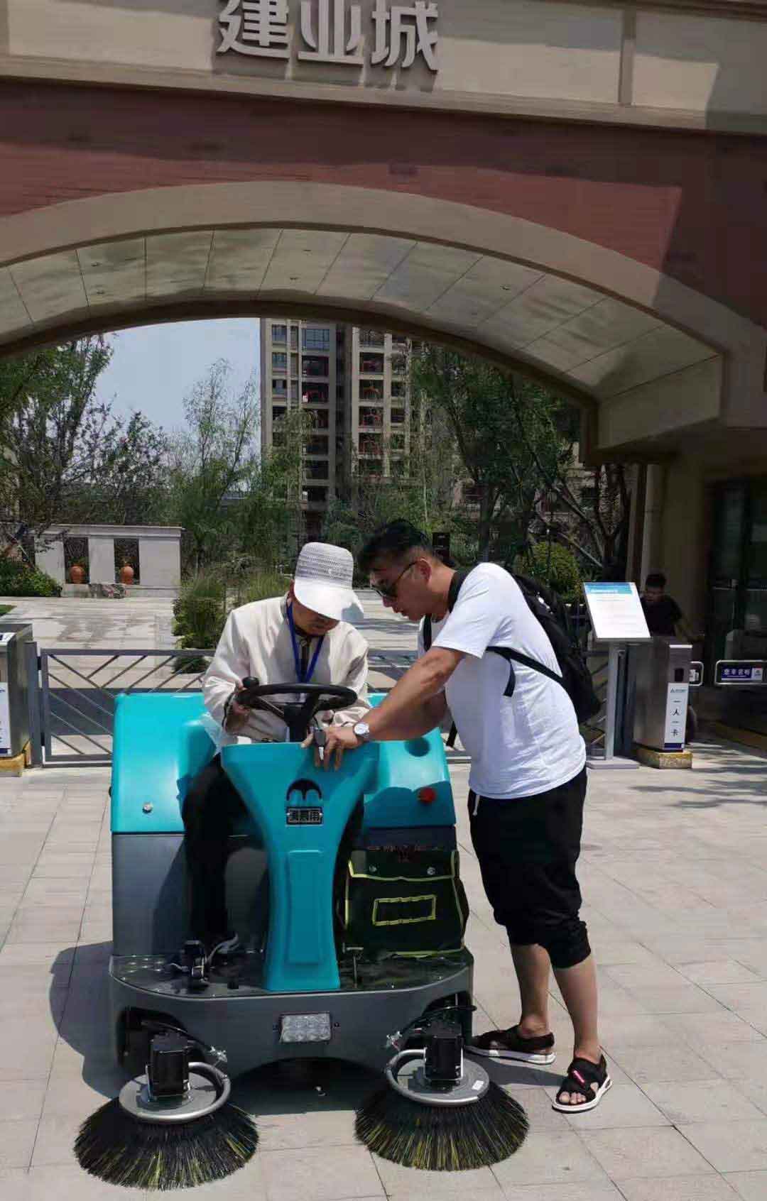 給安陽建業(yè)城物業(yè)培訓(xùn)使用清晨雨拖地車