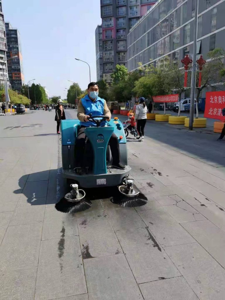 行至首都，坐觀纖塵不染，清晨雨拖地車助力北京清潔行業