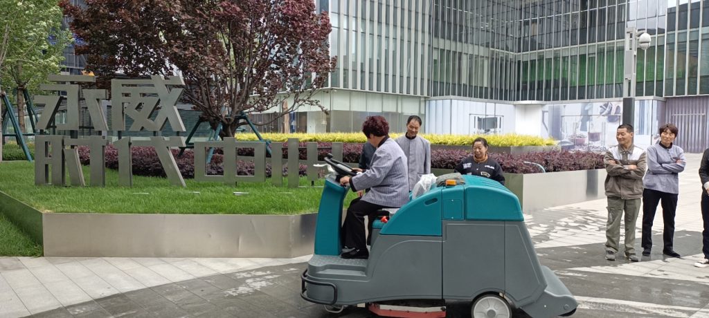 清晨雨掃地車投入使用，為永威時代中心請來“新保姆”