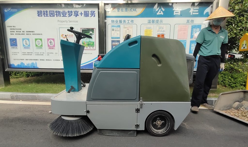 駕駛式掃地車、洗地車、拖地車哪個(gè)更好用？比較與選擇指南