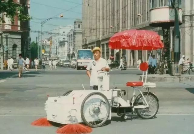 一組老照片，帶你回憶電動掃地車保潔的發展史