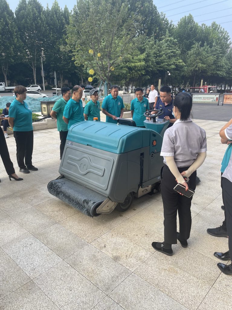 駕駛式掃地機(jī)助力高效清潔，改變城市面貌