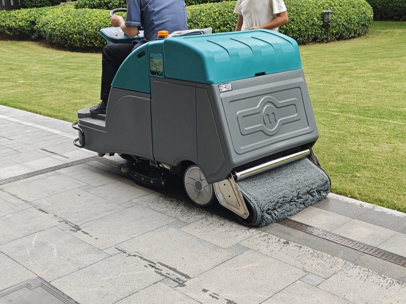 道路養(yǎng)護“神器”：清晨雨洗地車，專治城市“老大難”的清新守護者